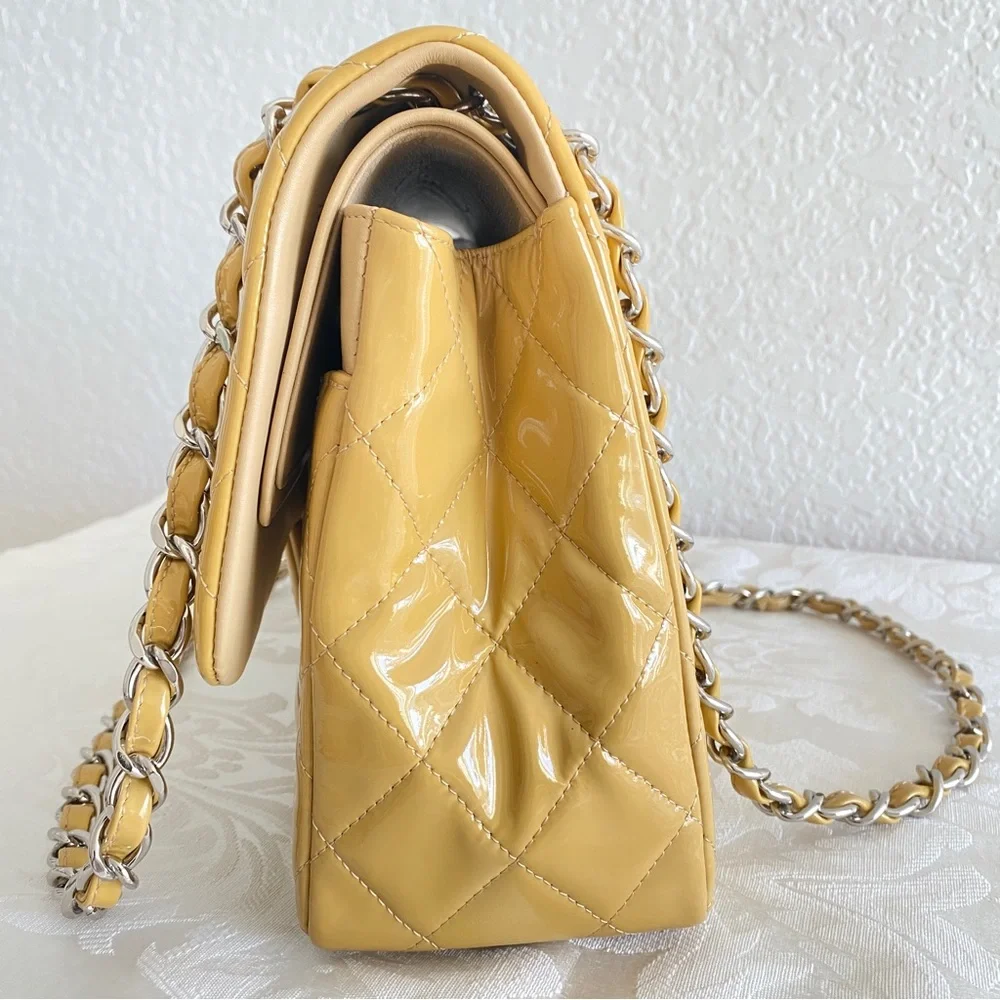 CHANEL Timeless Jumbo double flap shoulder bag in beige yellow patent le…